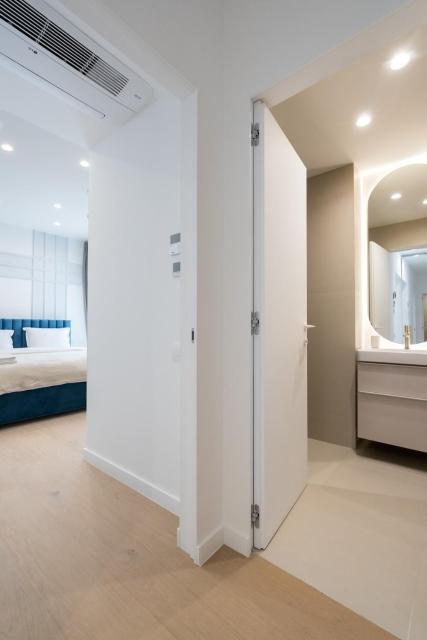Cristella king Bed entire Apartment, private Parking, Near Promenada Bussiness Center