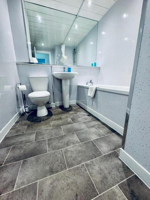 Modern 2 bedroom Apartment Near City Centre