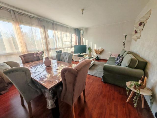 T3 COSY petit balcon 5mins France miniature