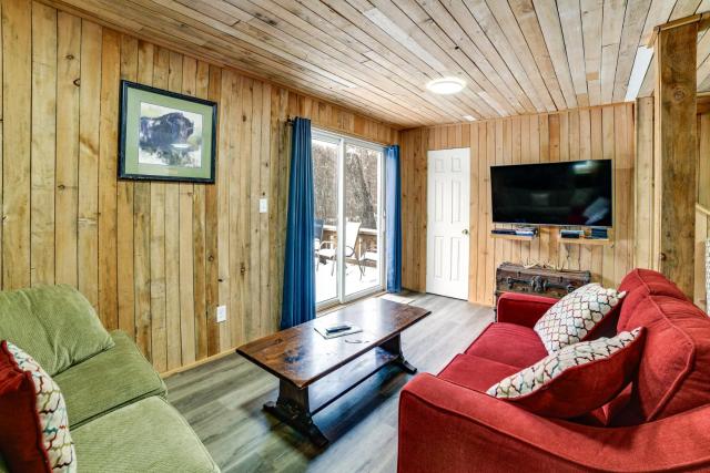 Mtn-View Deck & Grill: Creekside Catskills Cabin!
