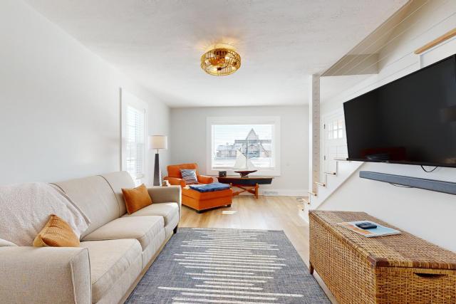 Walk to Beach & Dtwn East Tawas! Lake-View Retreat