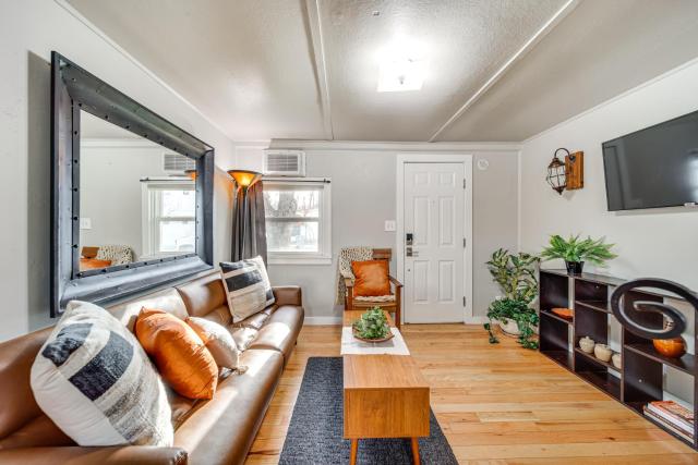 1 Mi to Camels Back Park: Boise Studio w/ Patio!