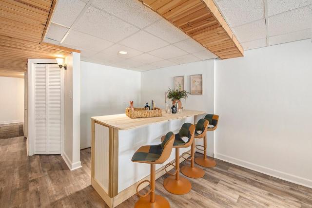 New Beach front 5bd in Sister Lakes with Hot tub