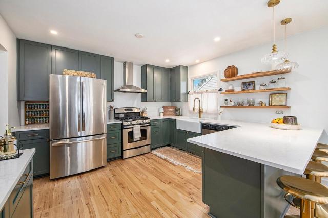 New Beach front 5bd in Sister Lakes with Hot tub