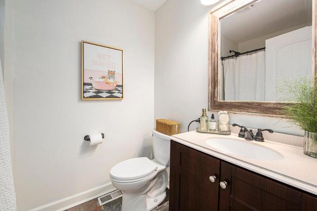 New Beach front 5bd in Sister Lakes with Hot tub