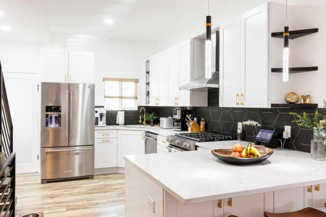 Lux Newly Remodeled DT, Patio, Fully Stocked 5Bd, 3Ba
