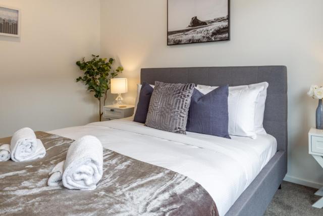 Bright Cityside 4BR Sunlit Balcony at Tuam St