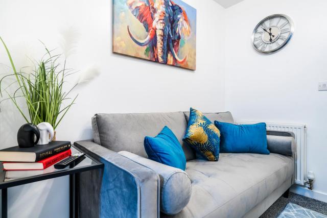 Sleek 3-Bed Home, Sleeps 6, Fast Wi-Fi, Extended Stays