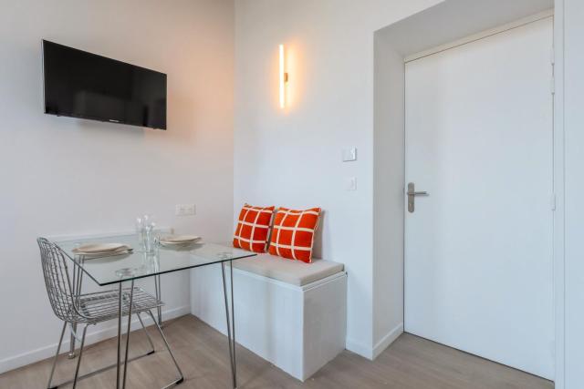 Studio équipé côté rue, parking gratuit