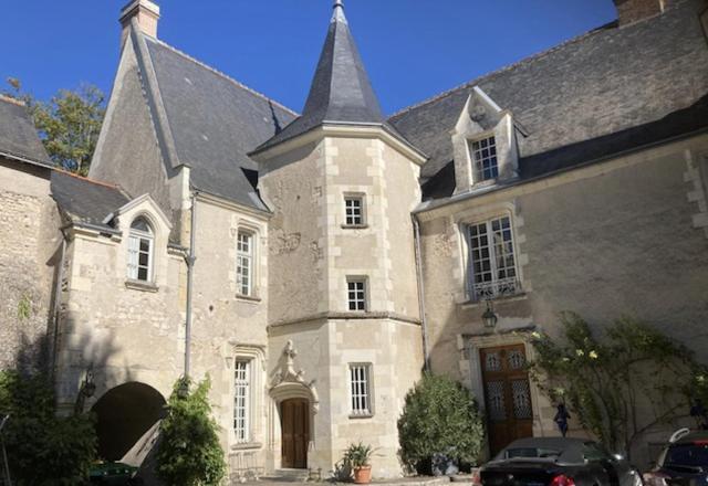 Château des Archevêques avec parc dans un village