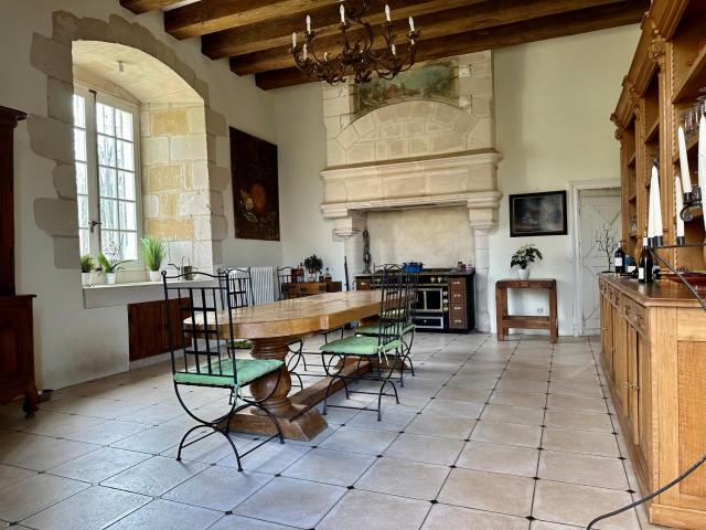 Château des Archevêques avec parc dans un village