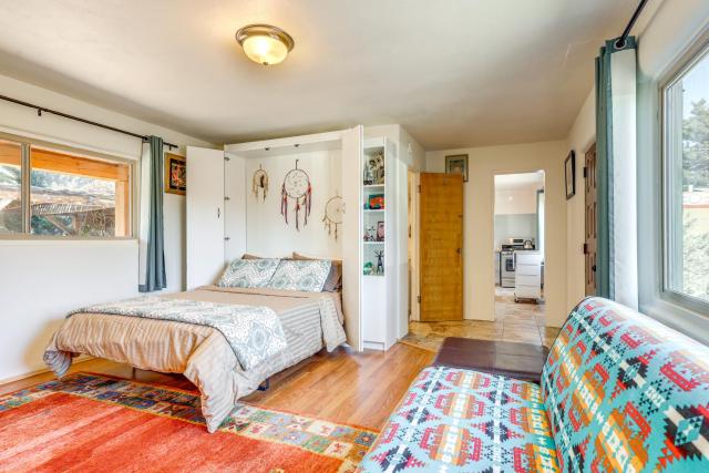 Artsy Studio w/ Patio: 25 Mi to Santa Fe