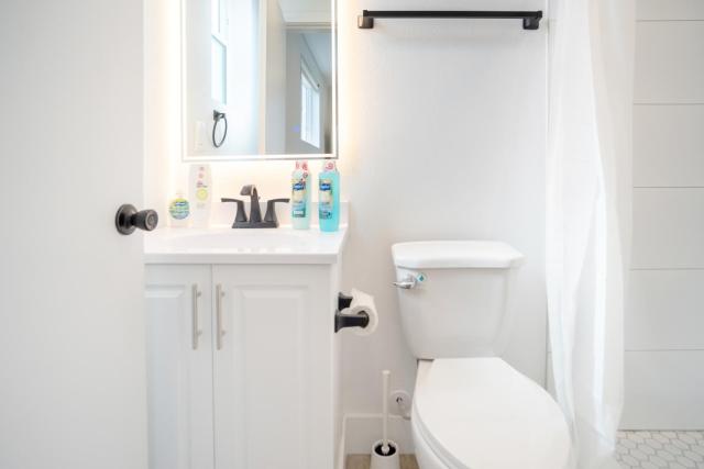 Cozy LA Retreat Near USC Steps to Koreatown & Downtown