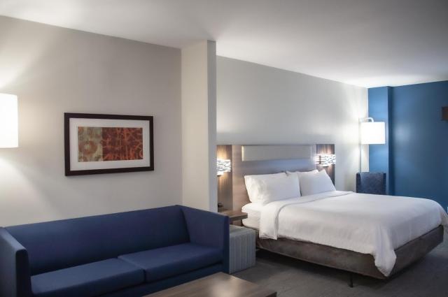 Holiday Inn Express & Suites Overland Park by IHG