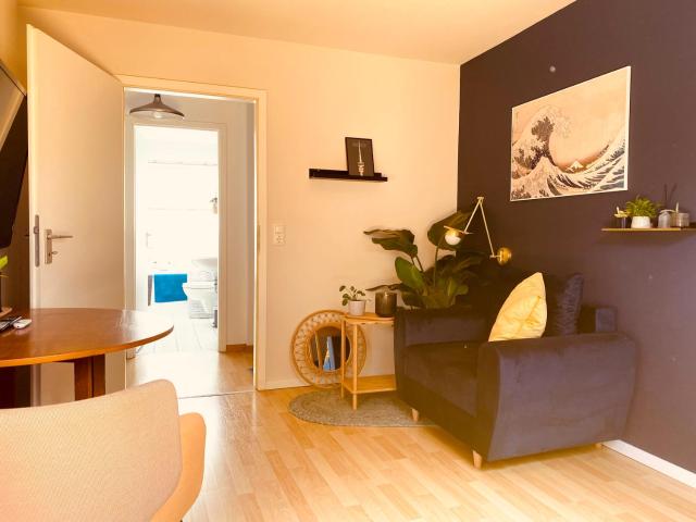 Modernes ruhiges Zimmer mit Ausblick ins Grüne
