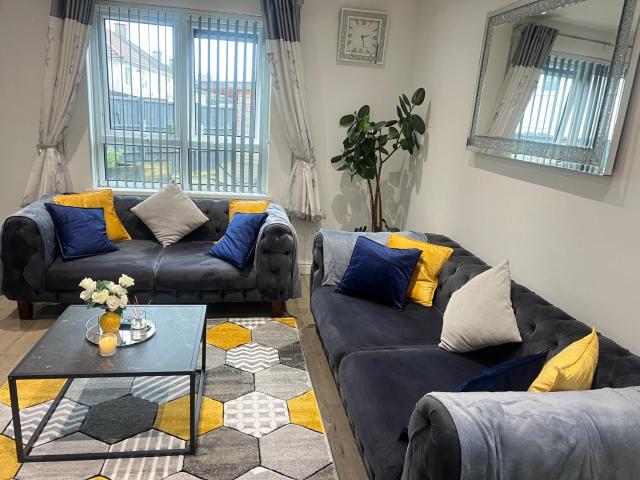 3 Bedrooms homely House sleeps seven comfortably with three double beds and one single bed Free parking on private drive for upto 3 cars vans For business travellers contractors and holiday goers Near all major transport links