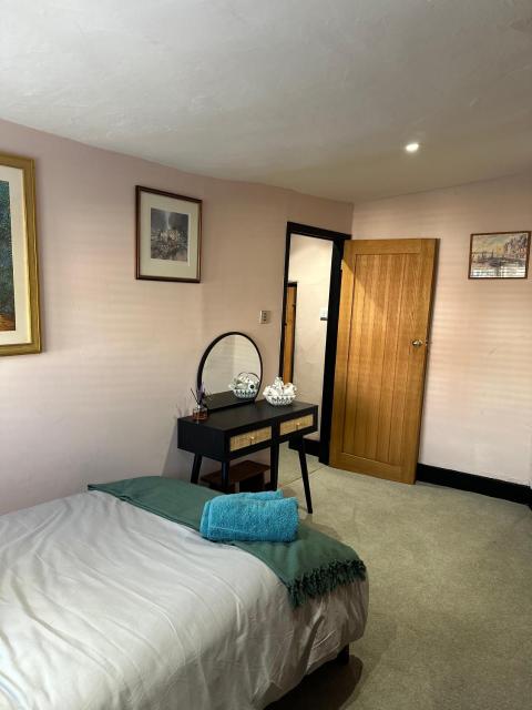 2-Bedroom Cottage In Horsham By Guest Nest Management Short Term Lets With Free Parking
