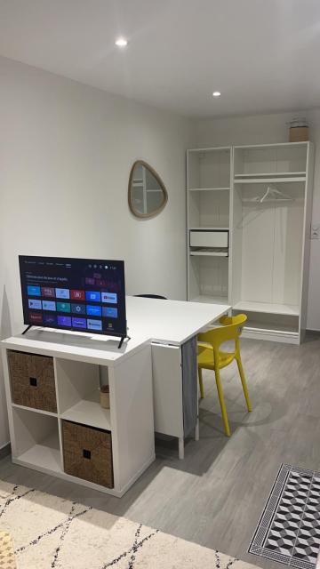 Studio neuf avec terrasse et entrée indépendante