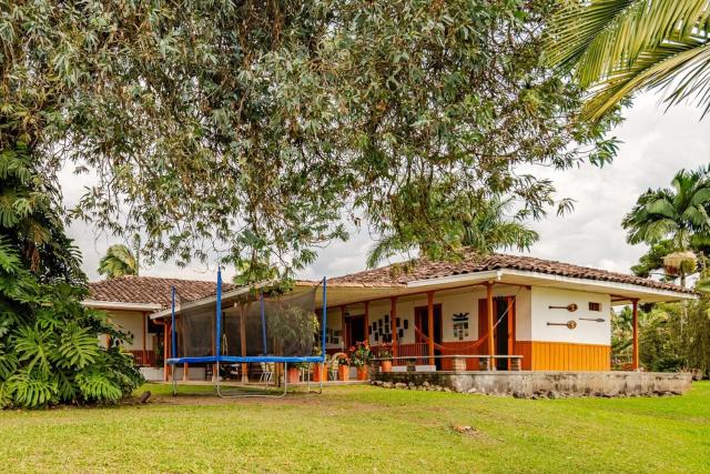 Casa Campestre con Jacuzzi y 4 habitaciones en Pereira
