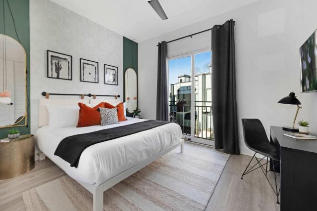 The Sunflower - Mins to Broadway And Rooftop Patio!