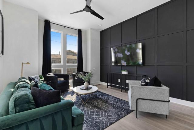 The Sunflower - Mins to Broadway And Rooftop Patio!