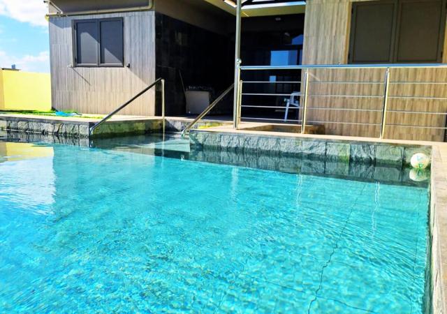 Modern luxury 4-Bedroom Villa with Private Pool, BBQ flic en flac
