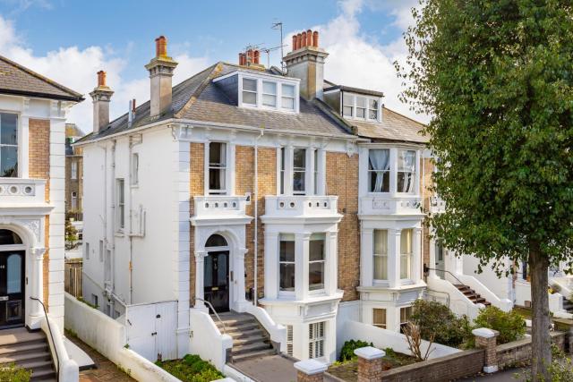 Lovely, modern & spacious 1-bed flat central Hove