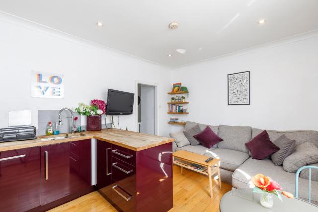 Trendy Central 1 Bed Flat with Roof Terrace