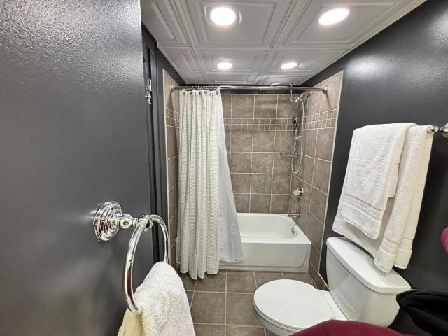 Downtown Studio with Full Kitchen and Bath