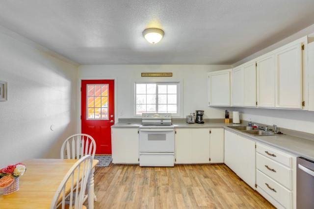 Private Hot Tub & Mtn Views: Garden Valley Apt!