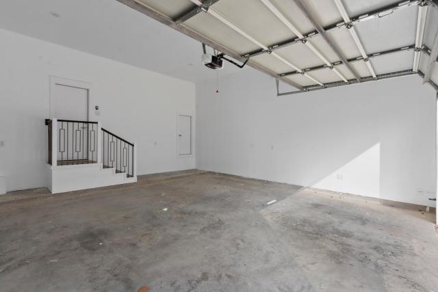 Spacious, modern home with loft, 15 minutes from Downtown Houston