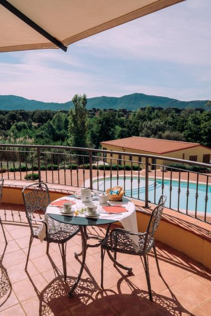 Hotel with swimming pool in Arbus