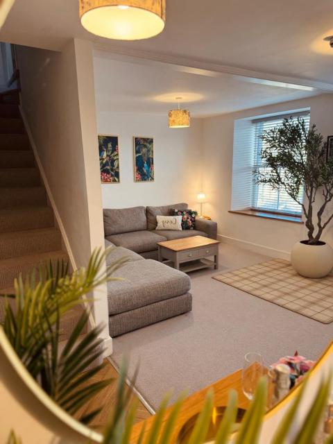 Lake View Family & Pet Friendly Home - Central Bowness