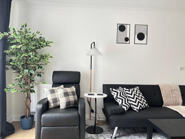 2BR 2BA Flat - King Beds - Free Parking - Near LGW Airport