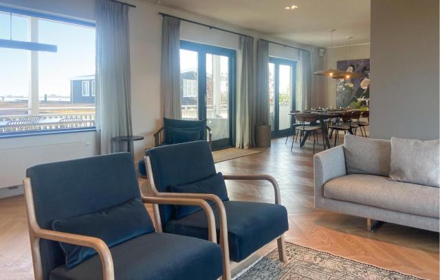 Beautiful Home In Loosdrecht With Wifi