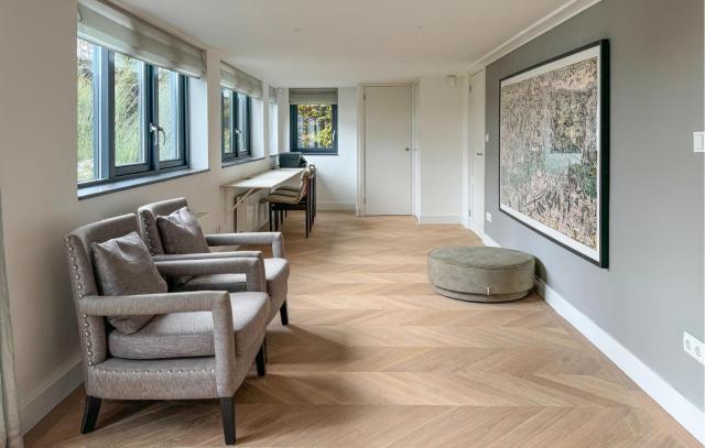 Beautiful Home In Loosdrecht With Wifi