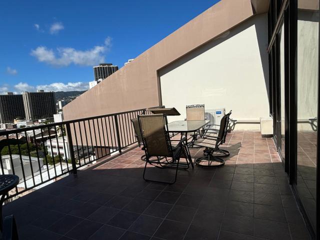 Downtown 2BR Huge Patio Free parking WiFi