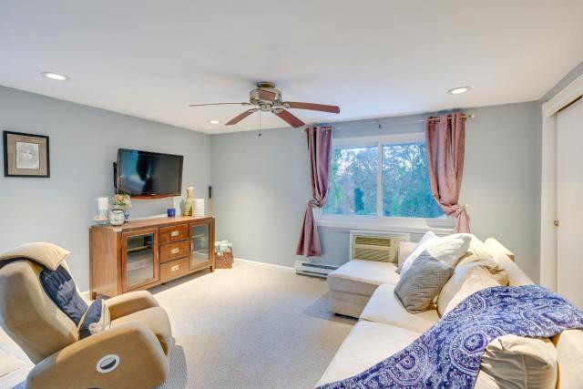 Cozy Dix Hills Apt w/ Deck ~ 7 Mi to Beach!