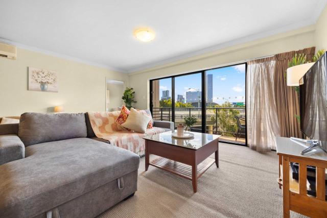Spacious 2BR Pool, Tennis & Free Parking