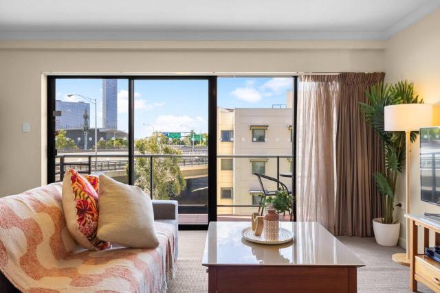 Spacious 2BR Pool, Tennis & Free Parking
