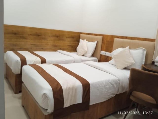Hotel Girija Sunrise 300 Meter from Baba Dham Temple