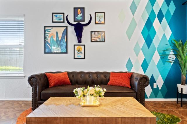 Stylish 2-Story Escape with Pool Arcade King Beds near Austin and Kalahari