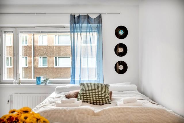 Design District w King Bed, Netflix, tram and bus nearby