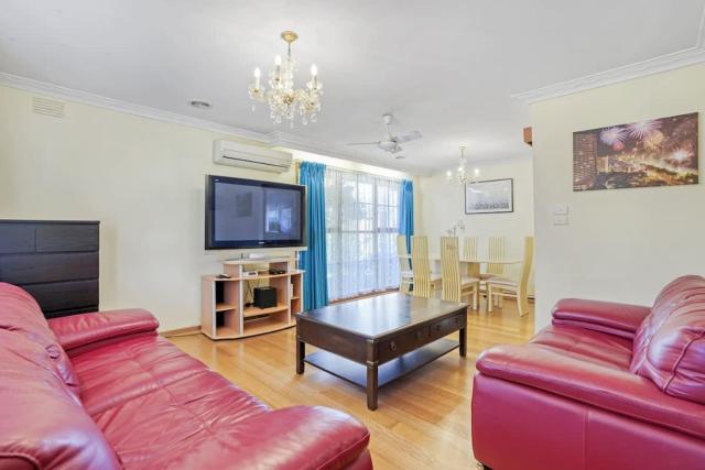 Cozy Oakleigh South Family Home Next to Playground