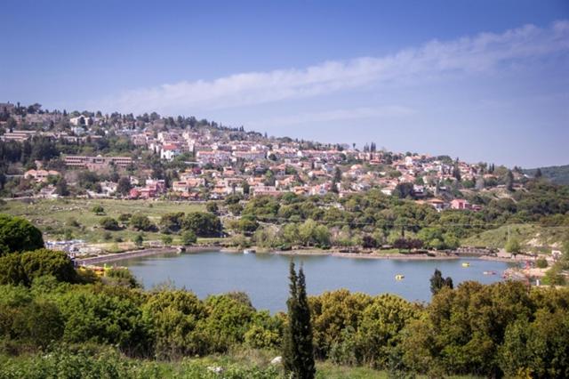 מול האגם
