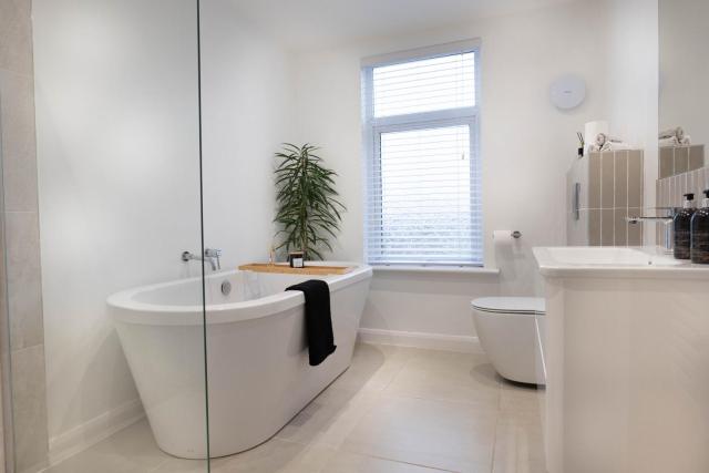 Renovated 3 Bedroom House in Lowton Pennington, free parking
