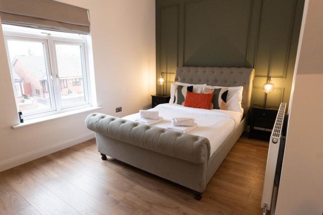 Renovated 3 Bedroom House in Lowton Pennington, free parking