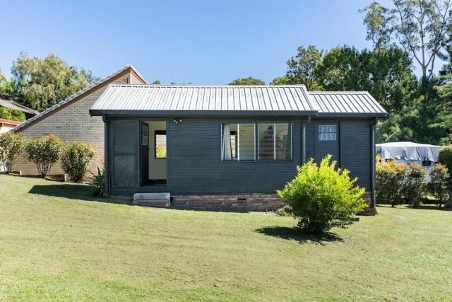 Mid-Century Cabin - 1 Bed, 1 Car, Golf Course, 15 min to CBD