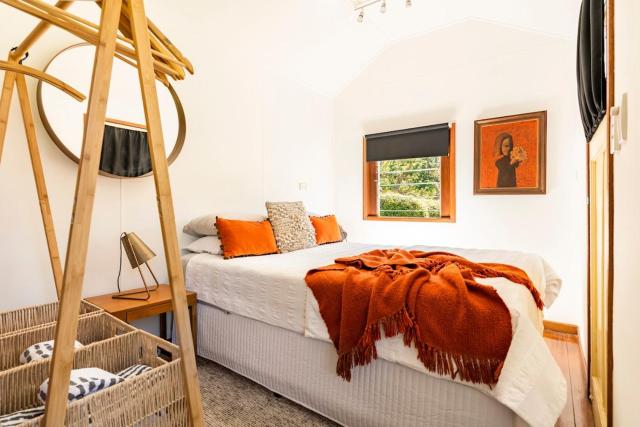 Mid-Century Cabin - 1 Bed, 1 Car, Golf Course, 15 min to CBD