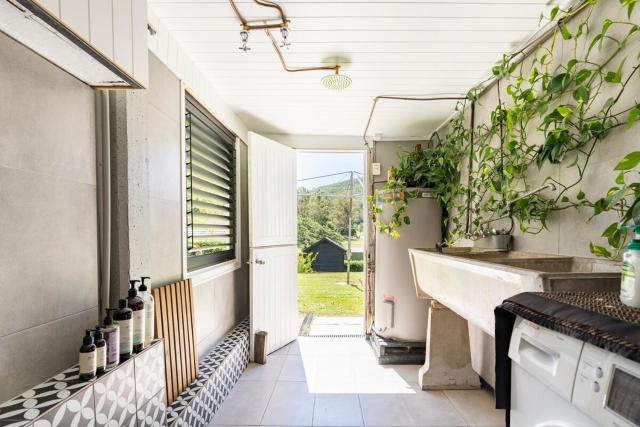 Mid-Century Cabin - 1 Bed, 1 Car, Golf Course, 15 min to CBD